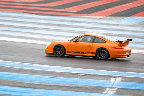 Participez à un stage de pilotage en Porsche G T 3 R S. sur le circuit Paul Ricard ou sur d'autres circuits.