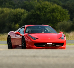 La première Ferrari 458 Italia ou autre véhicule de prestige l'engagement sera offert