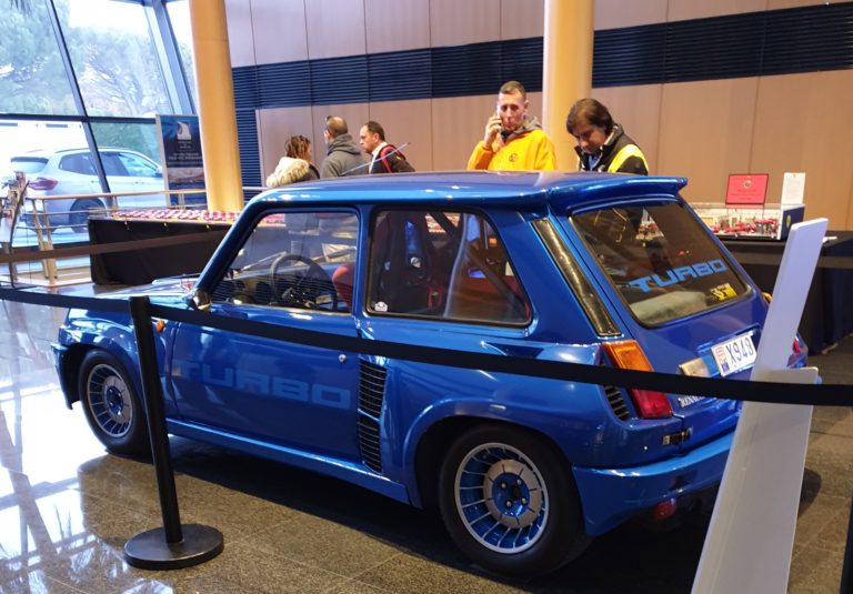 Renault R 5 alpine turbo exposée pendant la course du Rallycircuit.