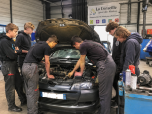 Les élèves de la Cordeille dans le Var intervenant sur une voiture.