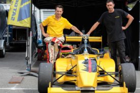 La monoplace F R 2 000 proposée en stage de pilotage . Ici avec Hector le mécanicien à droite à beaucoup aidé JB à gauche pour cette victoire de classe, lors de cette 9 è course sur le circuit du Luc.