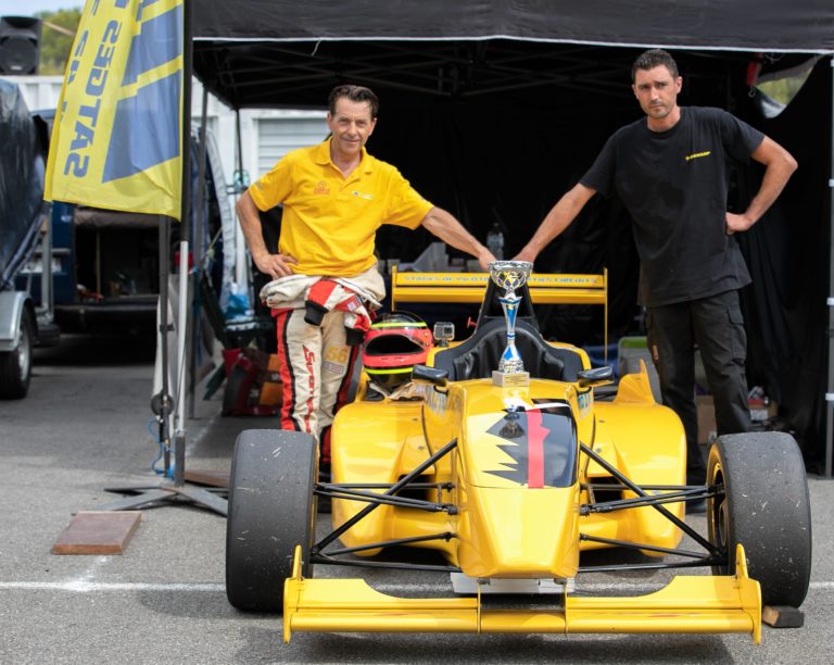 La monoplace F R 2 000 proposée en stage de pilotage . Ici avec Hector le mécanicien à droite à beaucoup aidé JB à gauche pour cette victoire de classe, lors de cette 9 è course sur le circuit du Luc.