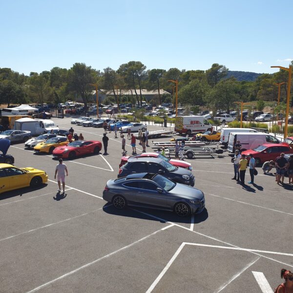 Exposition des véhicules de compétition puis roulage en voiture personnelle sur le circuit Paul Ricard.