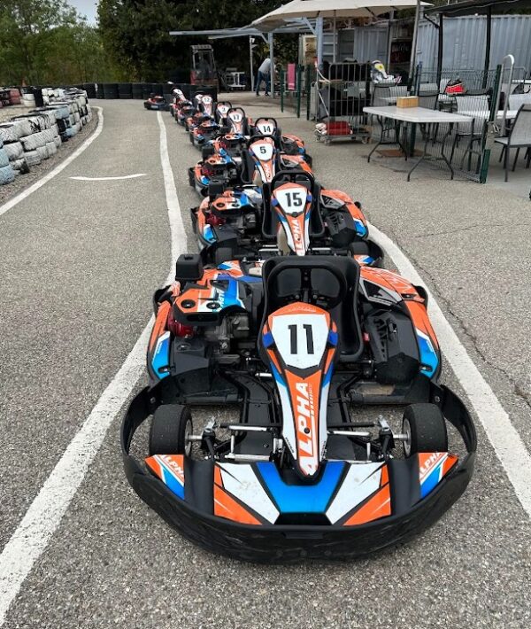 Les karts sur le circuit de Trets